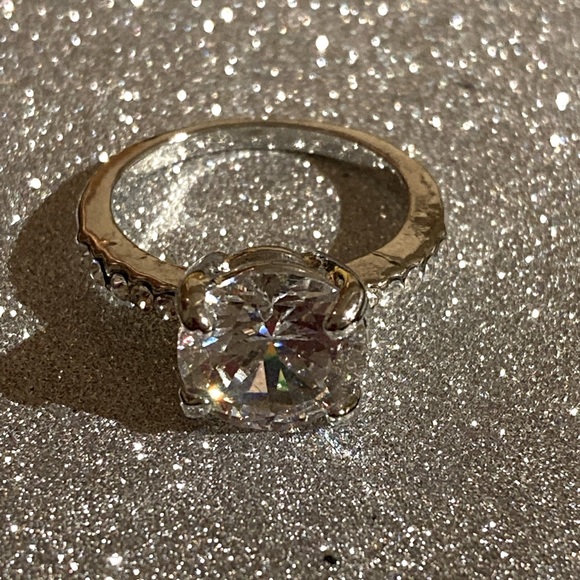 Jewelry - Beautiful silver crystal Ring